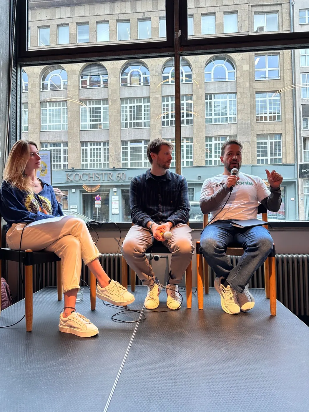 Priscila, Alexis Bastos und Nick Oakes sitzen auf der Bühne im Betahaus, einer spricht ins Mikrofon