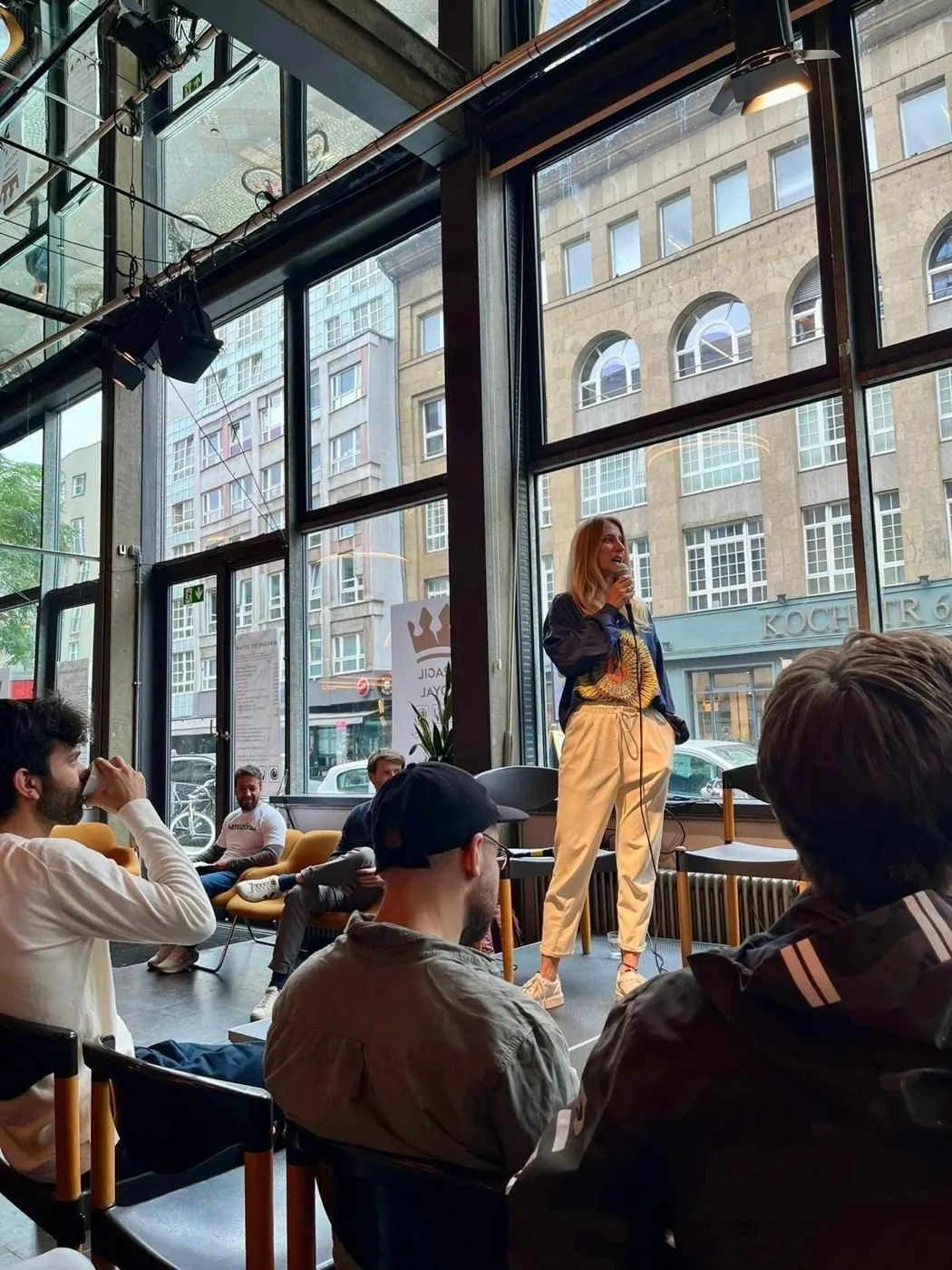 Priscila steht vor dem Publikum im Betahaus und moderiert