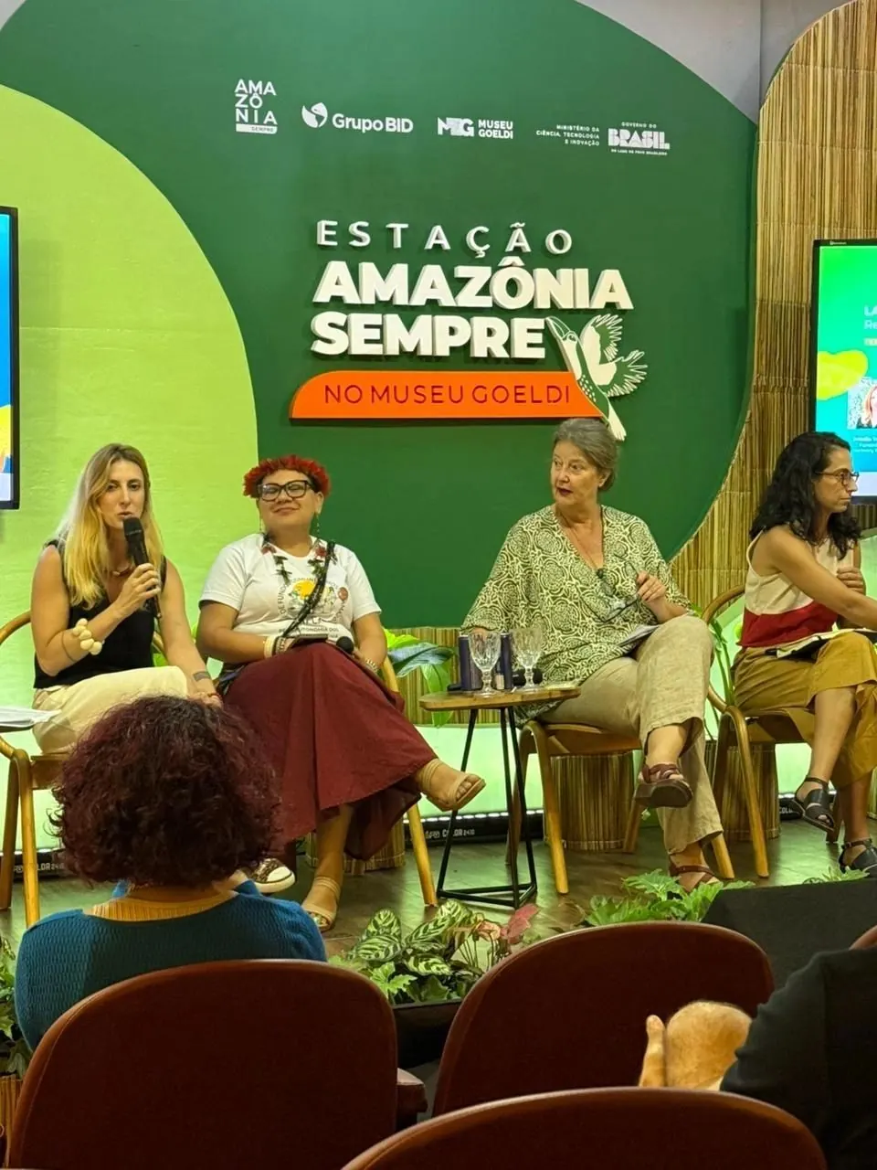 Vier Frauen auf der Bühne der Estação Amazônia Sempre im Museu Goeldi in Belém, eine spricht ins Mikrofon