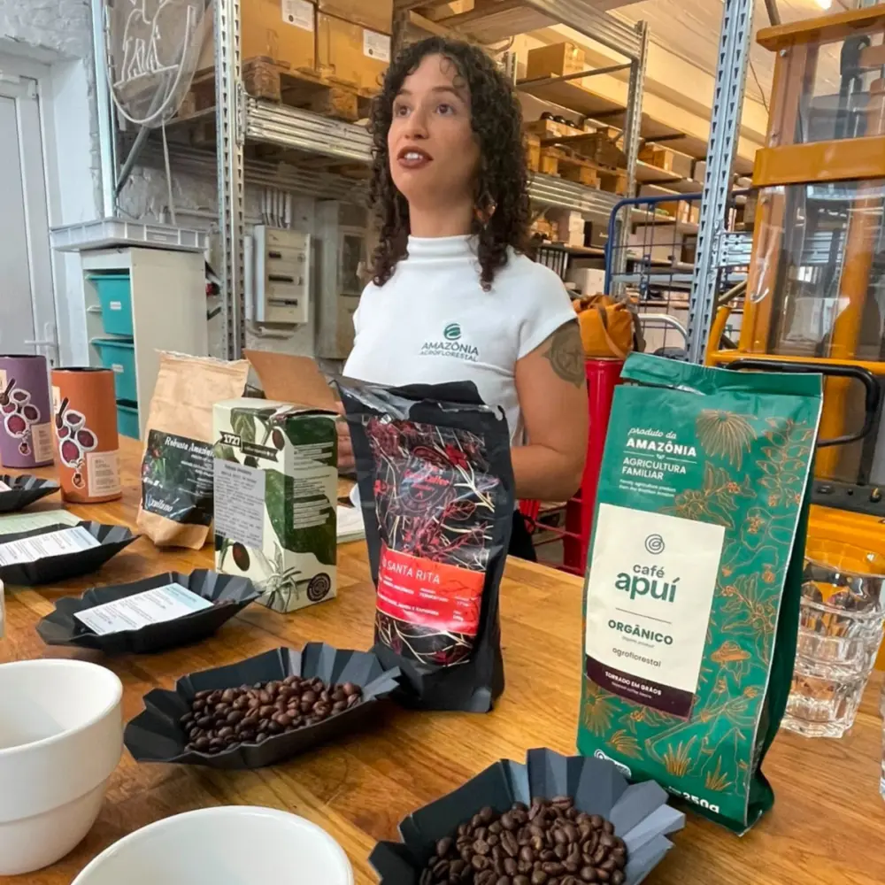 Verkostung von Kaffee aus dem Amazonas in einem Berliner Laden